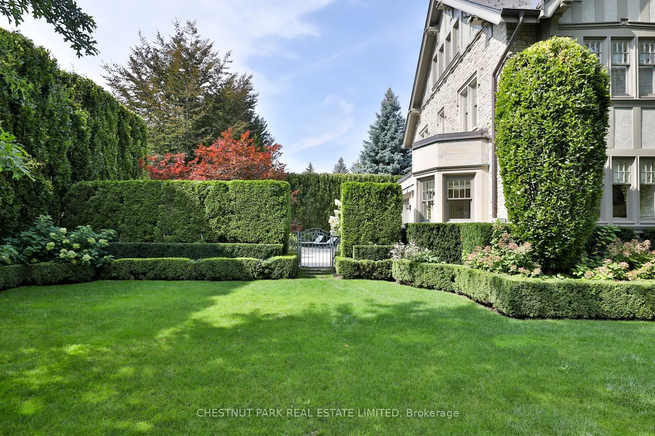 170 Roxborough Drive — photo 2