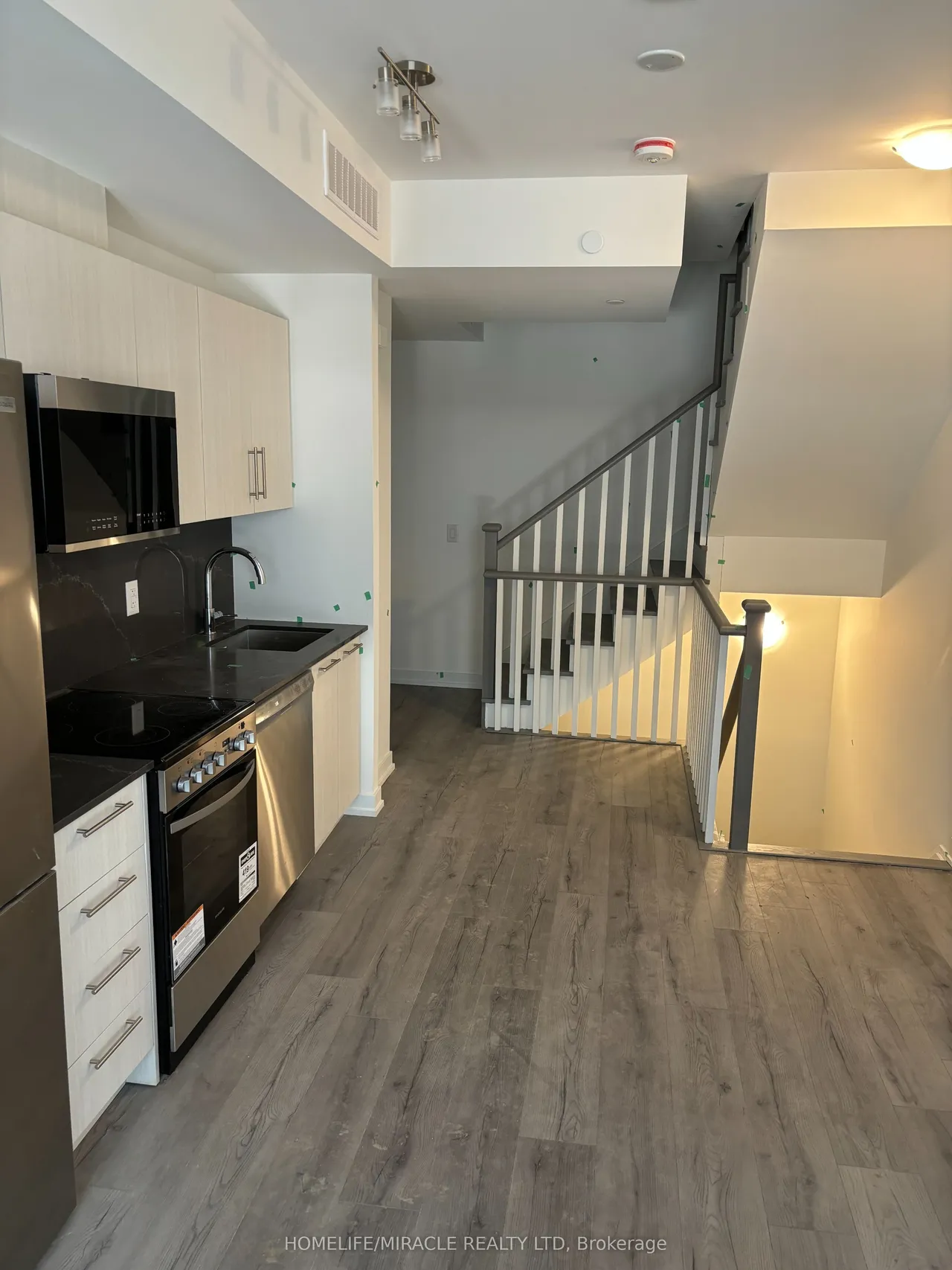 861 Sheppard Avenue W — photo 3