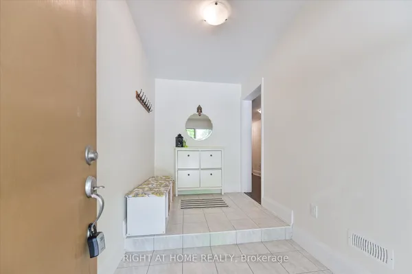 18 Kenneth Wood Crescent — photo 2