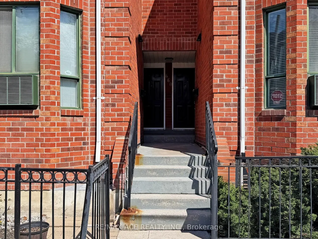 660B Wellington Street W — photo 3