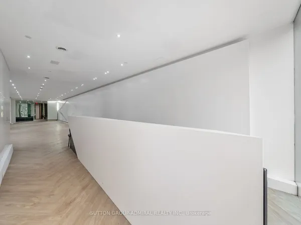 392 Eglinton Avenue W — photo 2