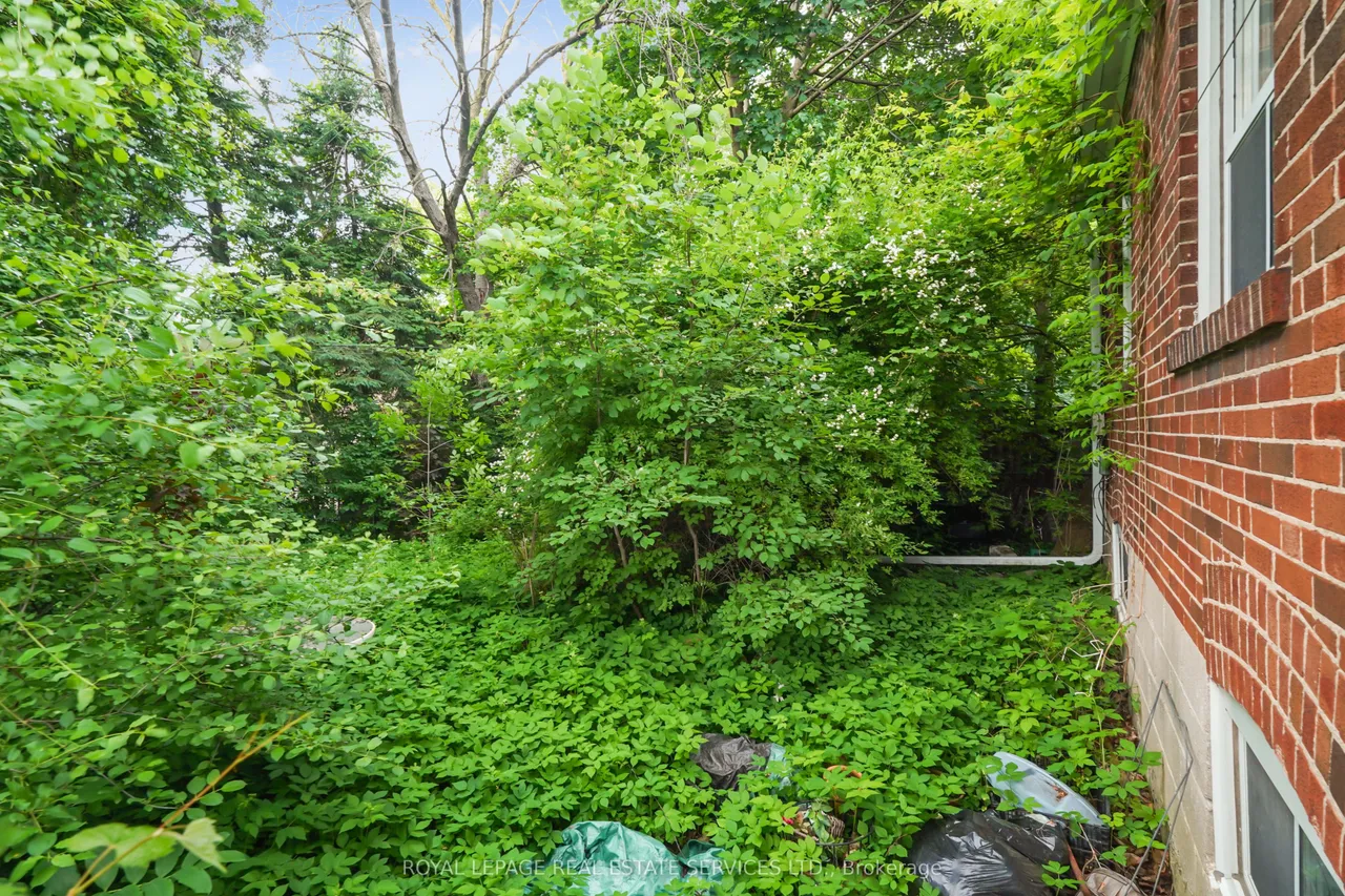 326 Lawrence Avenue W — photo 25