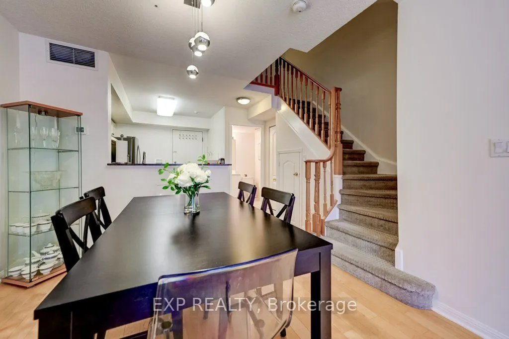 28 Sommerset Way — photo 3