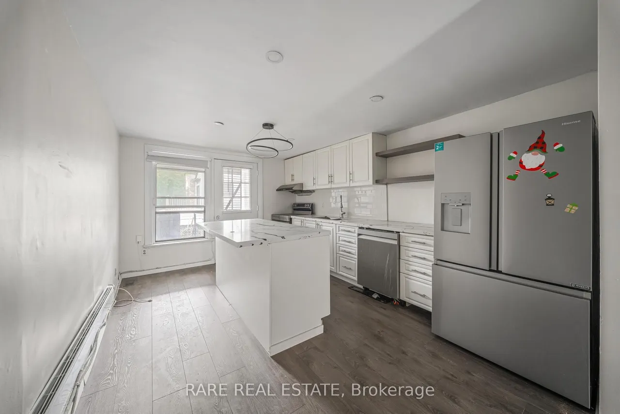 200 Bathurst Street — photo 3