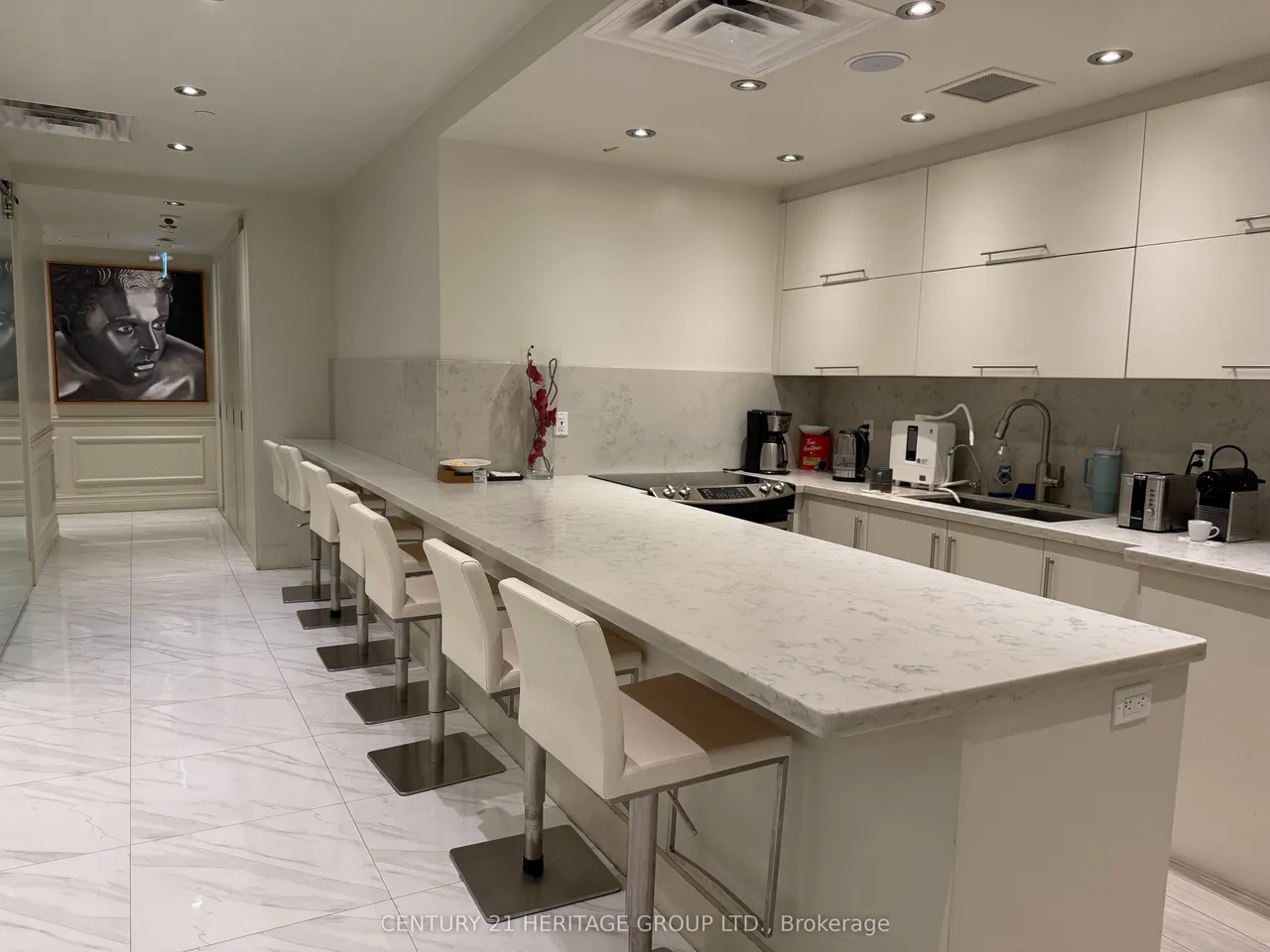 55 AVENUE Road — photo 8