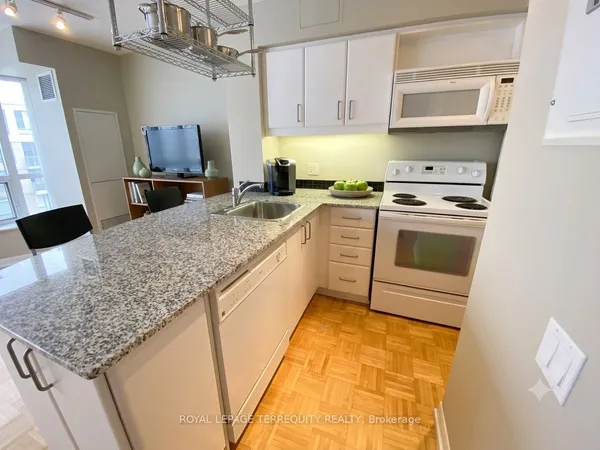 33 Sheppard Avenue E — photo 2