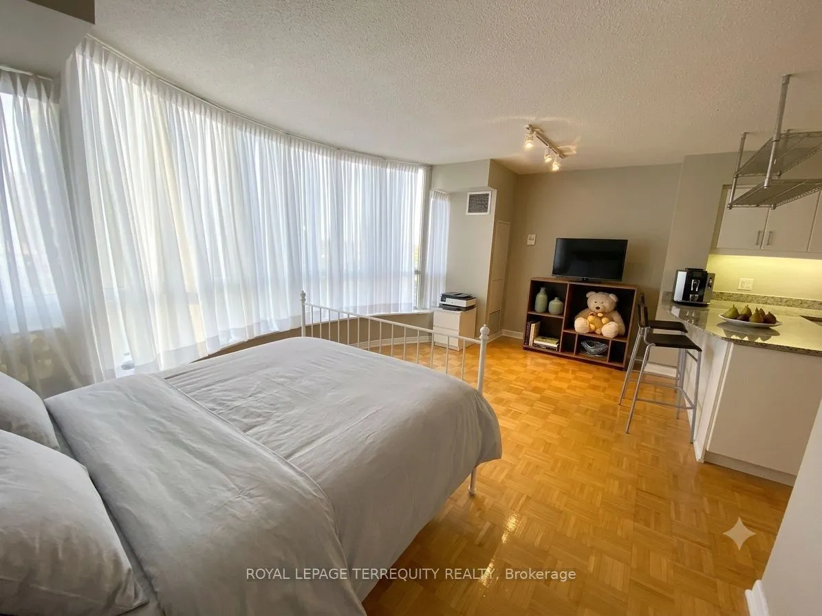 33 Sheppard Avenue E — photo 6