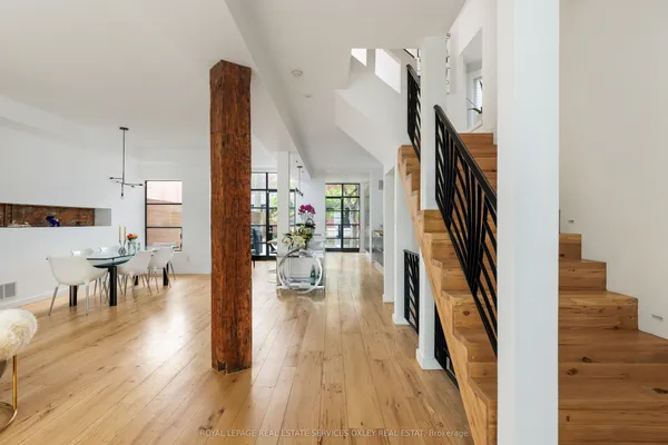 28 Roxborough Street W — photo 2