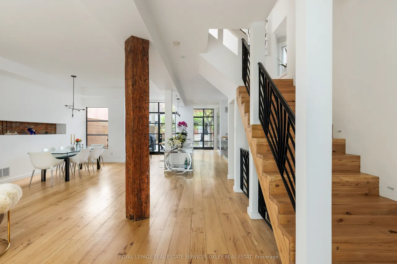28 Roxborough Street W — photo 2