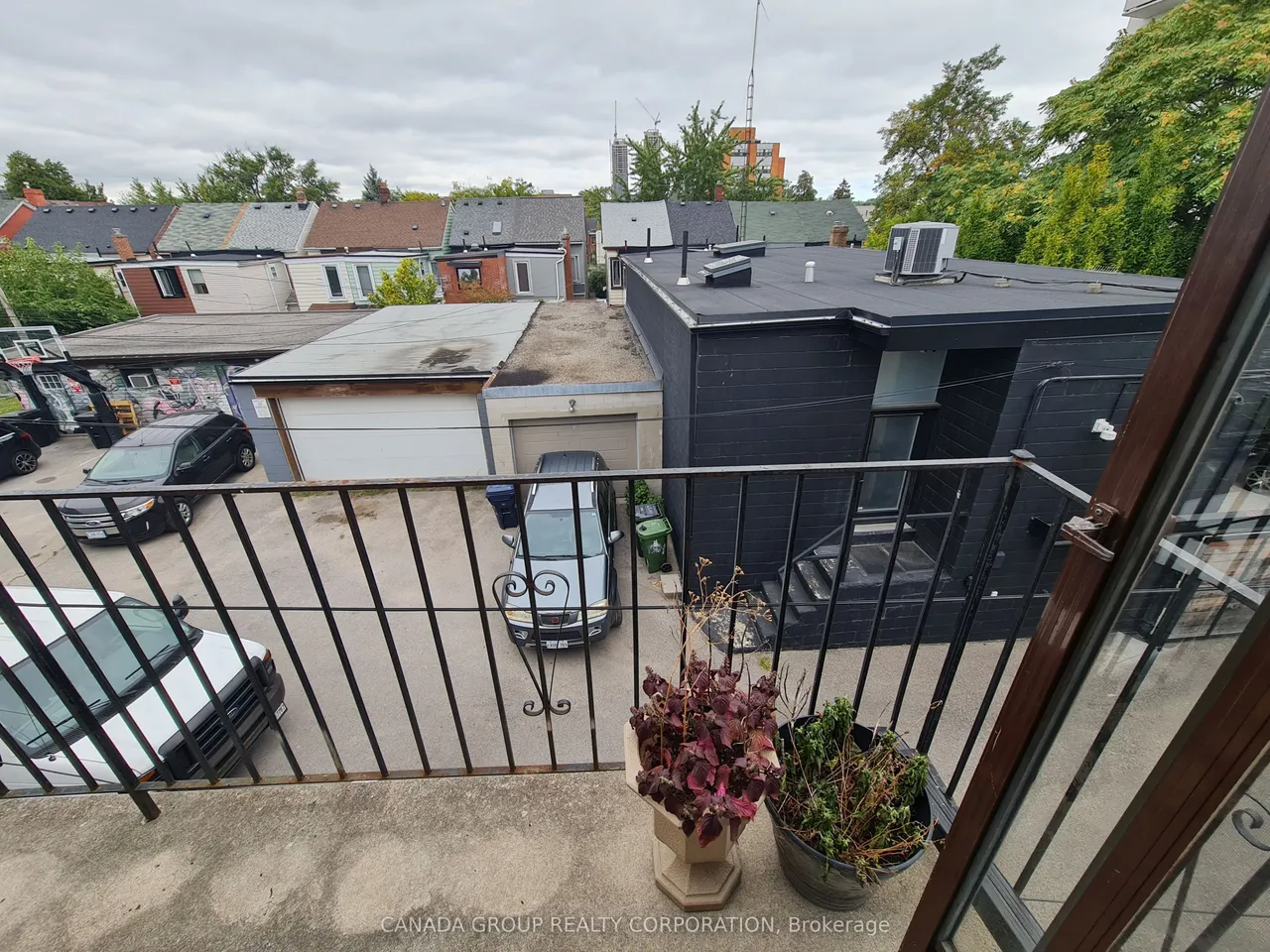 1584 Dundas Street W — photo 8