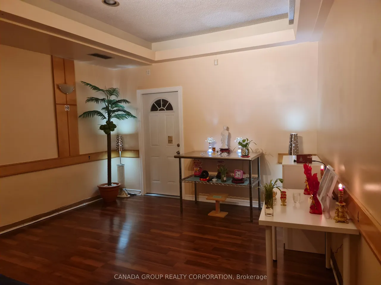 1584 Dundas Street W — photo 3