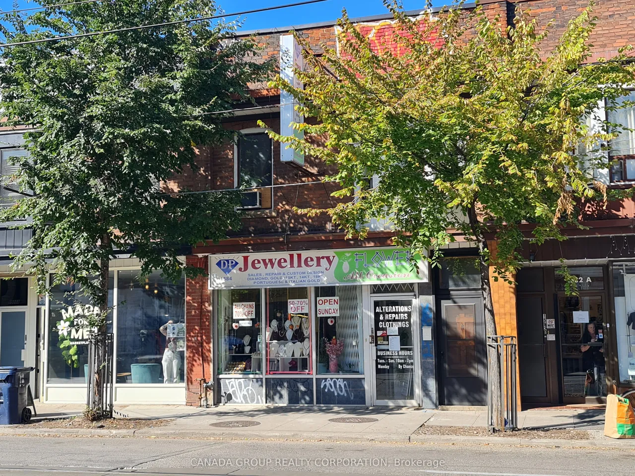 1584 Dundas Street W — photo 2
