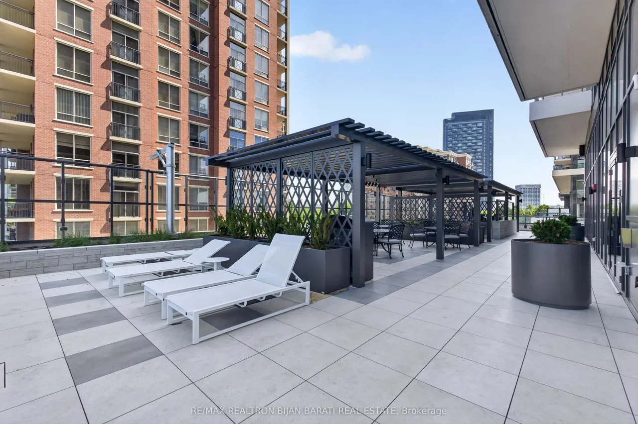 10 INN ON THE PARK Drive — photo 39