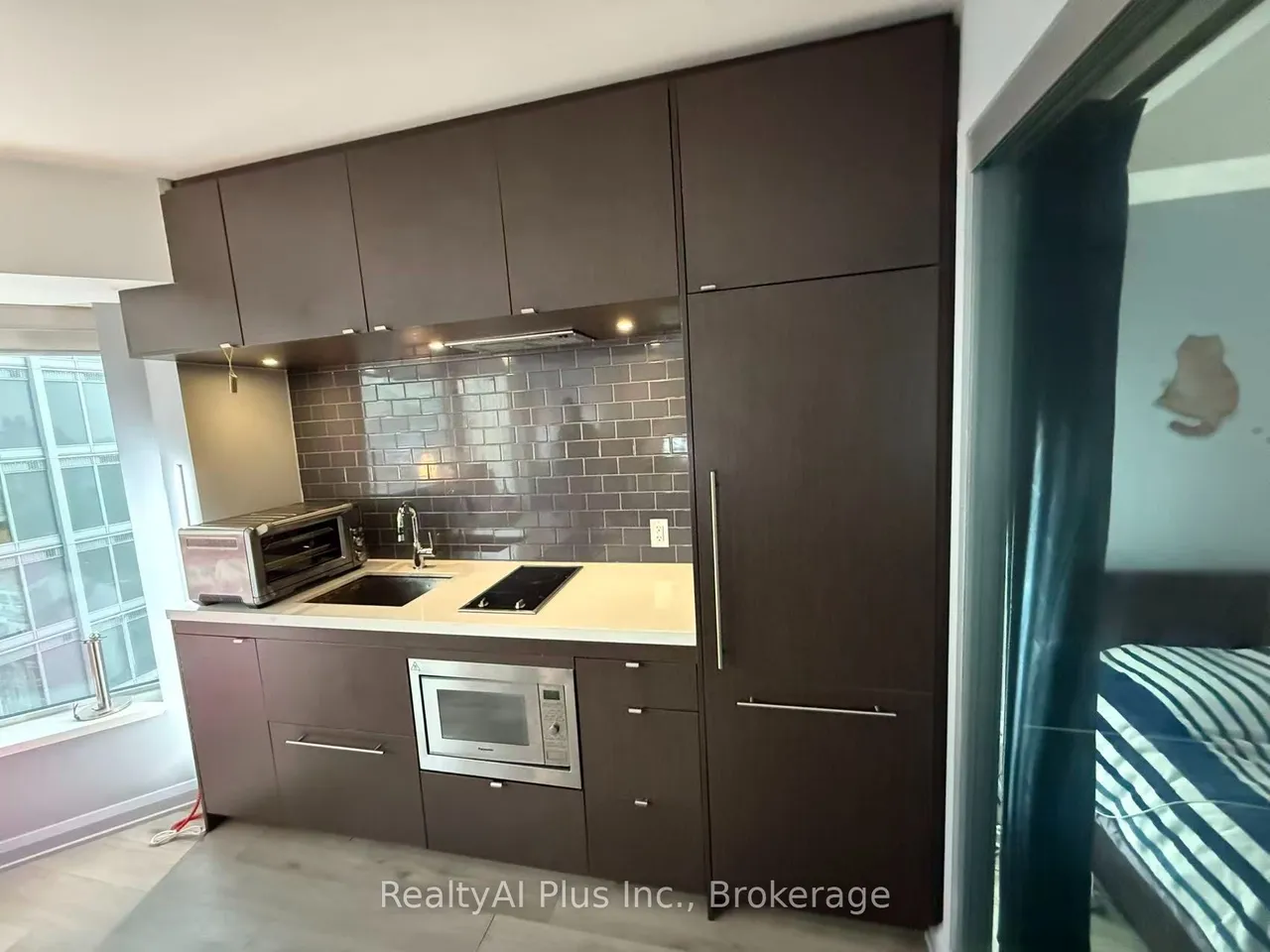 155 Yorkville Avenue — photo 3