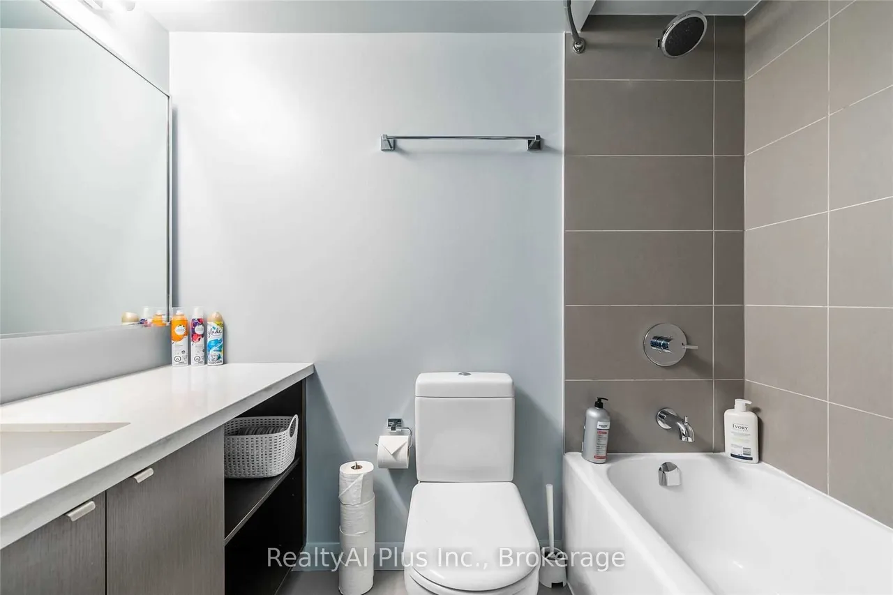 155 Yorkville Avenue — photo 6