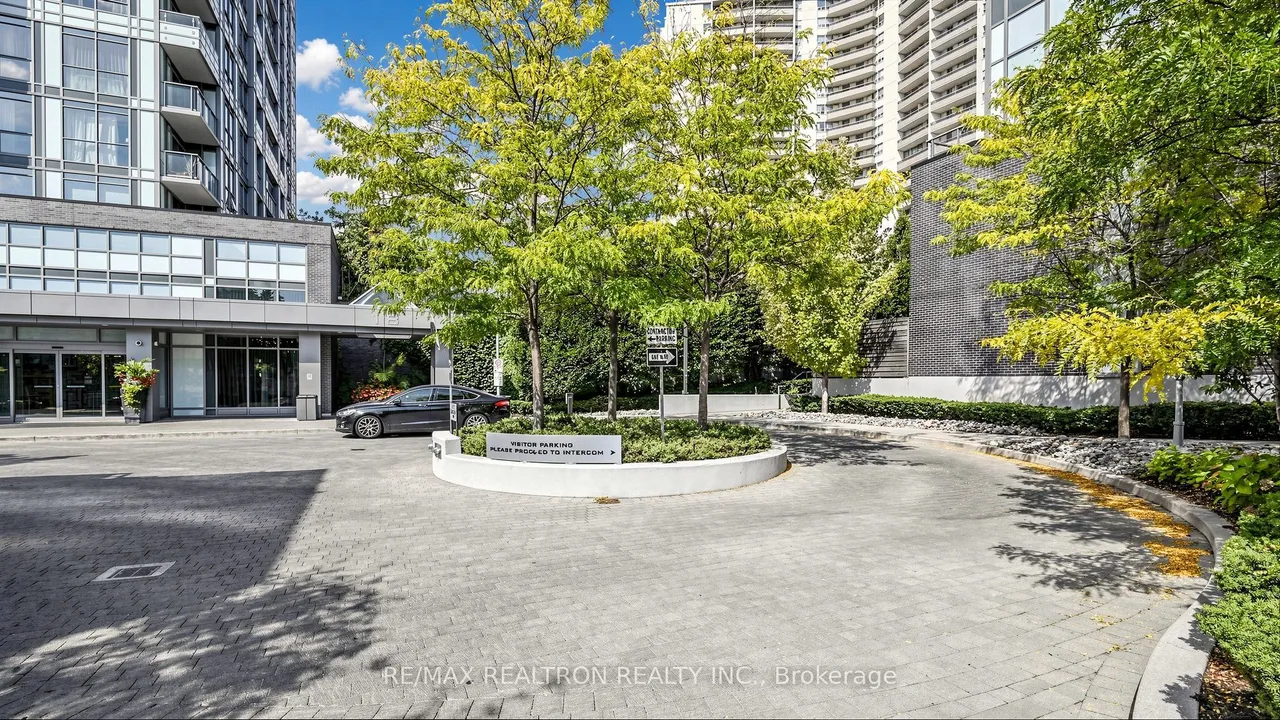 18 Graydon Hall Drive — photo 3