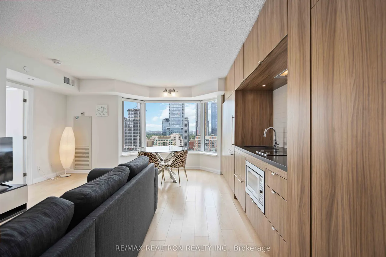 155 Yorkville Avenue — photo 2