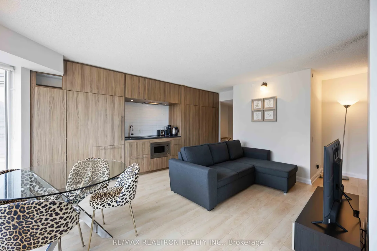 155 Yorkville Avenue — photo 3