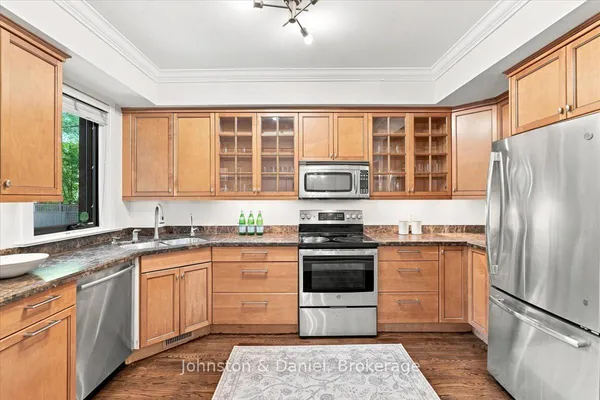 16 Barton Avenue — photo 2