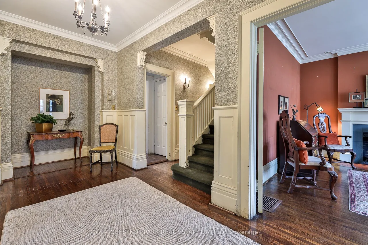 127 Roxborough Drive — photo 3
