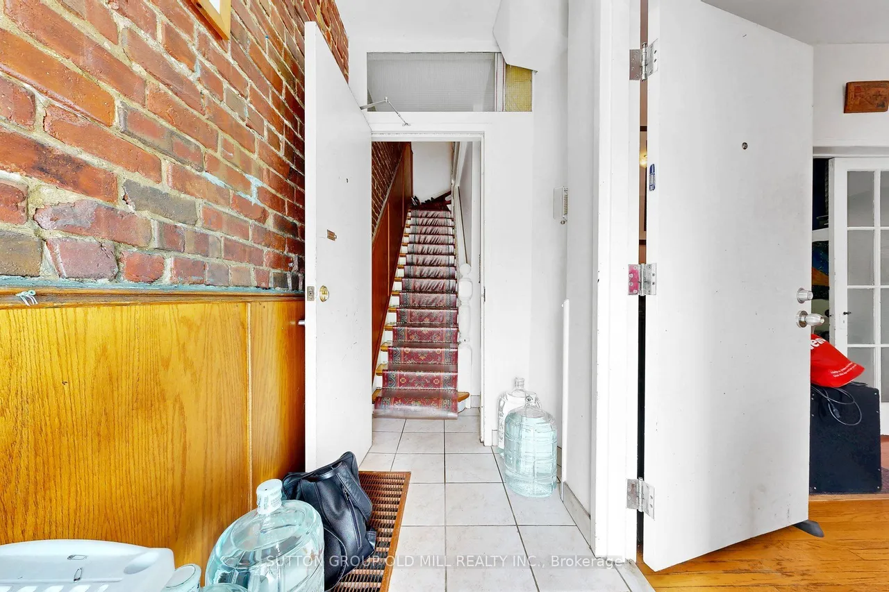 1060 College Street — photo 3