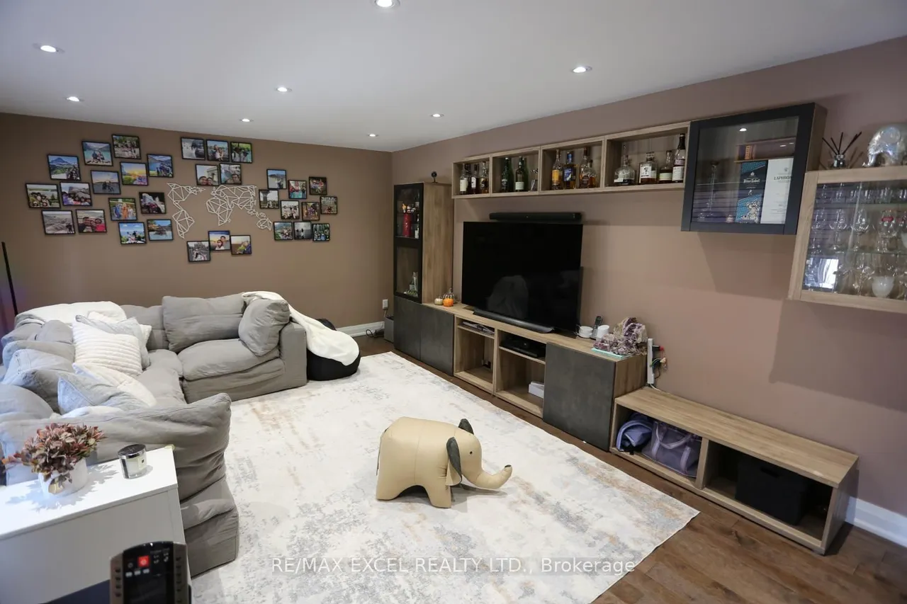 16 Aldenham Crescent — photo 3
