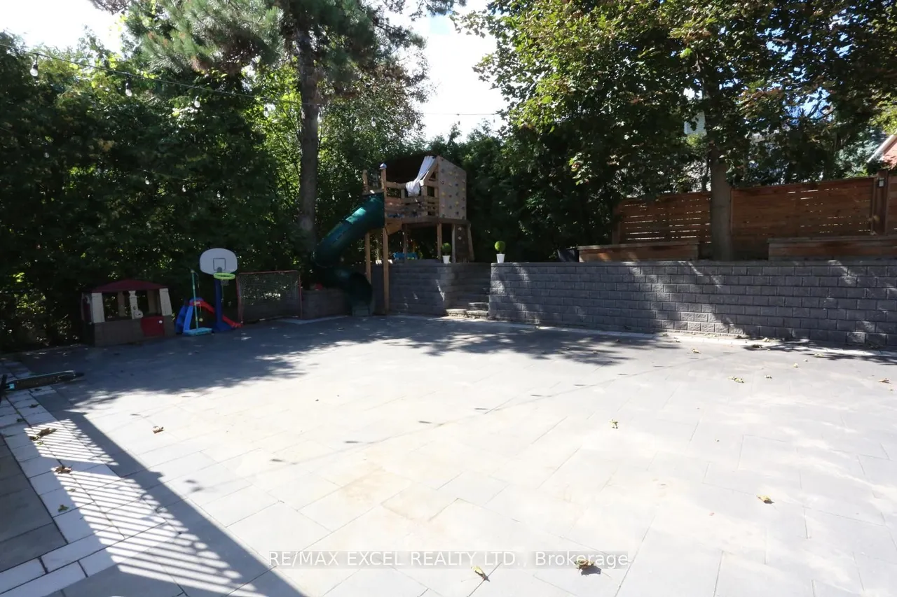 16 Aldenham Crescent — photo 36