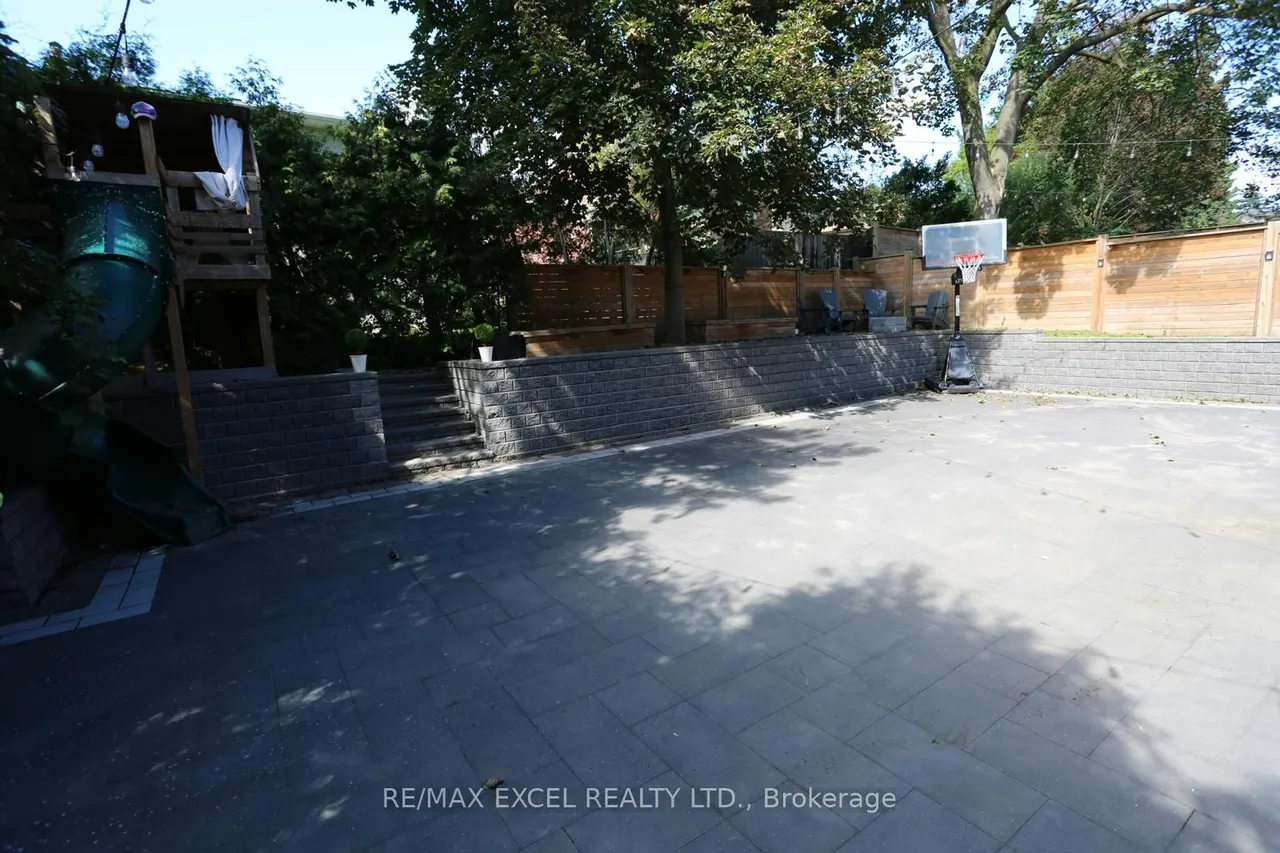 16 Aldenham Crescent — photo 37