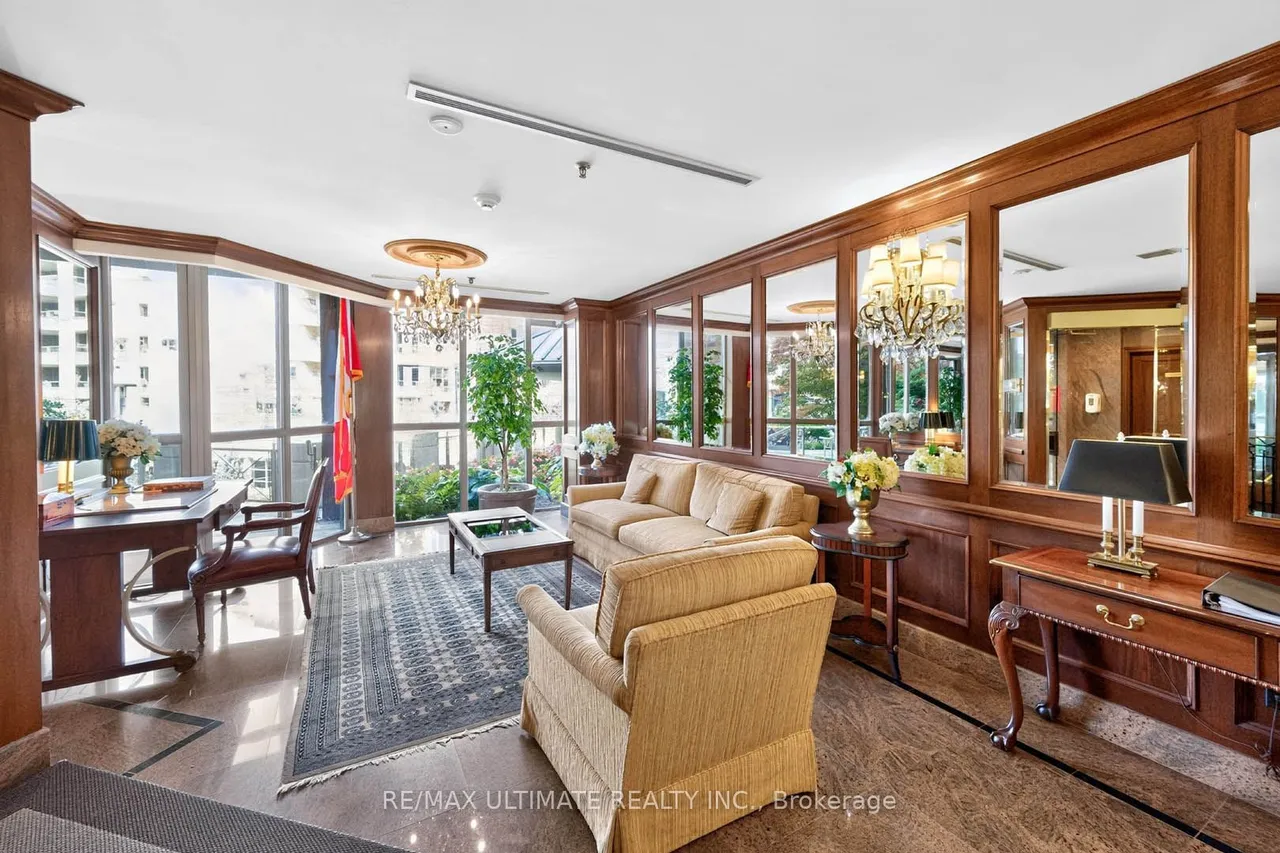 215 The Donway W — photo 2