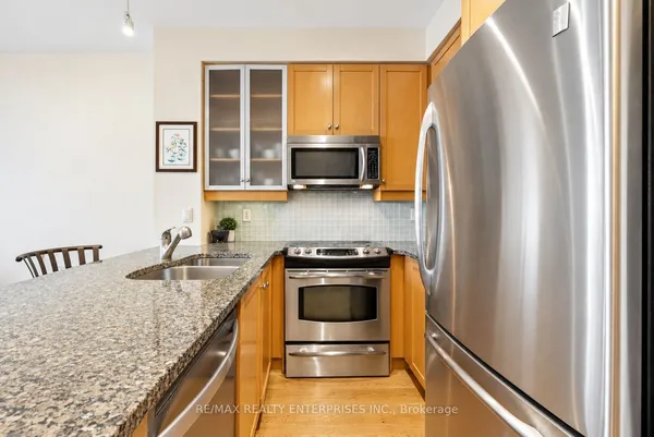 18 Yorkville Avenue W — photo 2