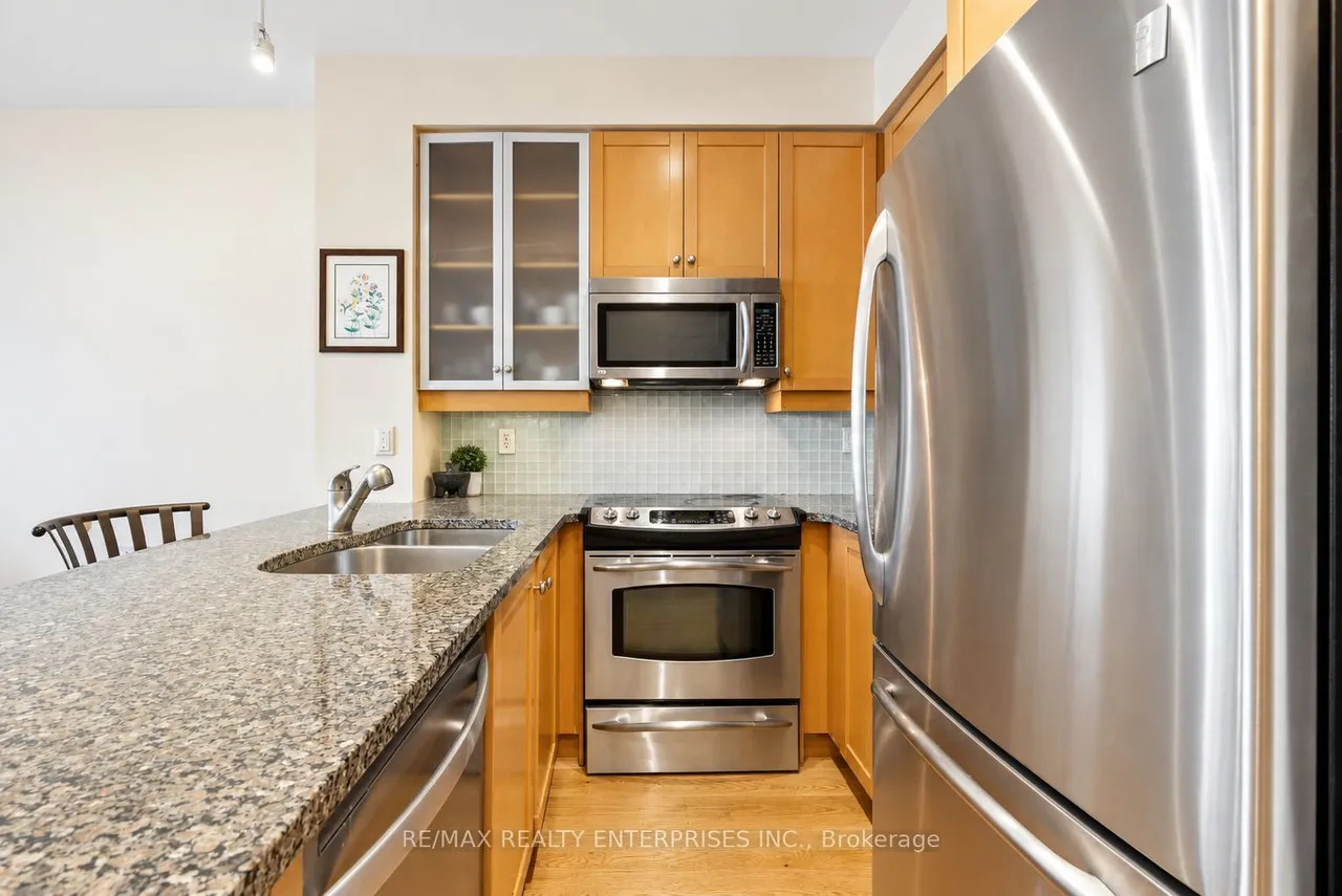 18 Yorkville Avenue W — photo 2