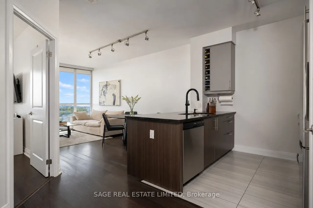 530 St Clair Avenue W — photo 3