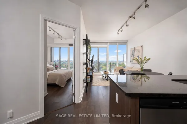 530 St Clair Avenue W — photo 2