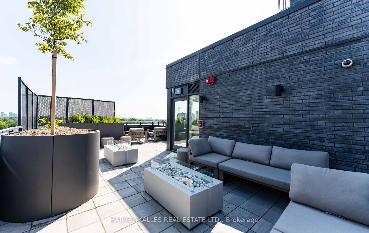 8 Manor Road W — photo 23