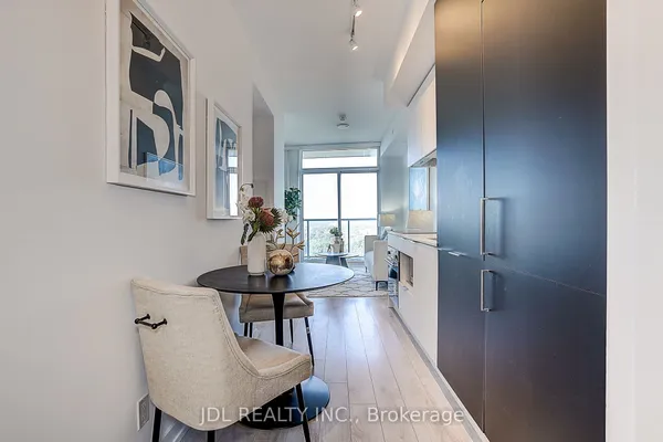 33 Helendale Avenue — photo 2