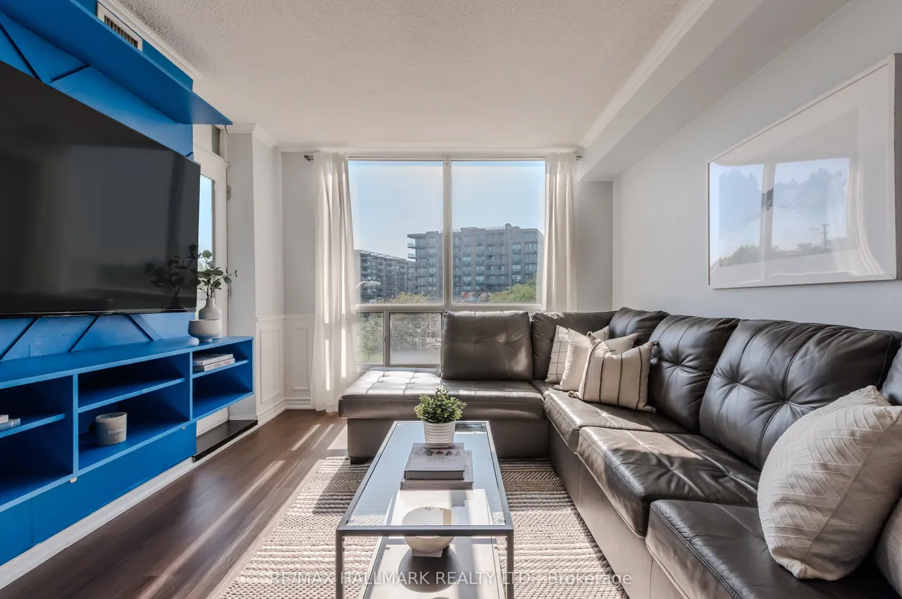 906 Sheppard Avenue W — photo 2