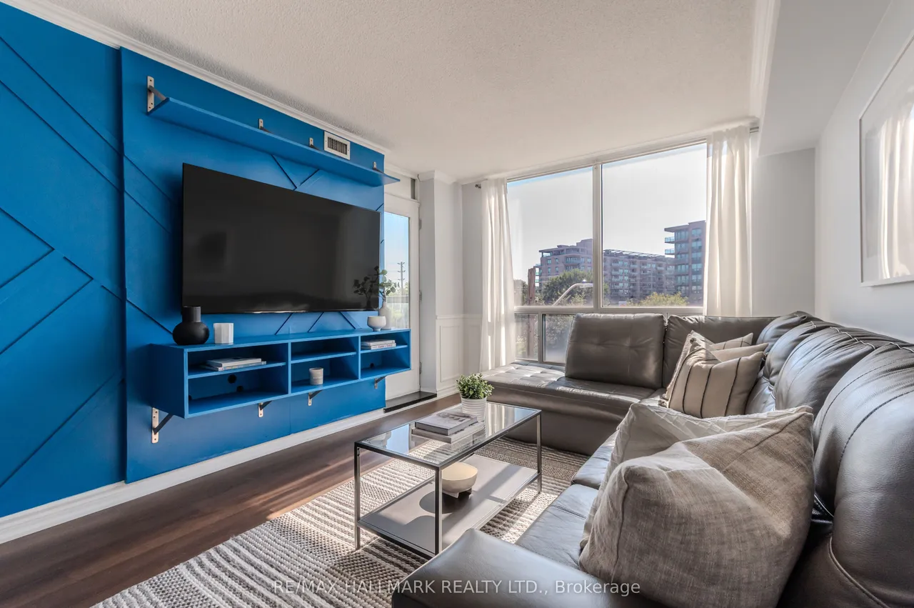 906 Sheppard Avenue W — photo 3