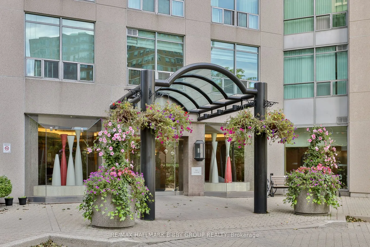 942 Yonge Street — photo 35