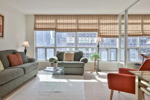 942 Yonge Street — photo 2