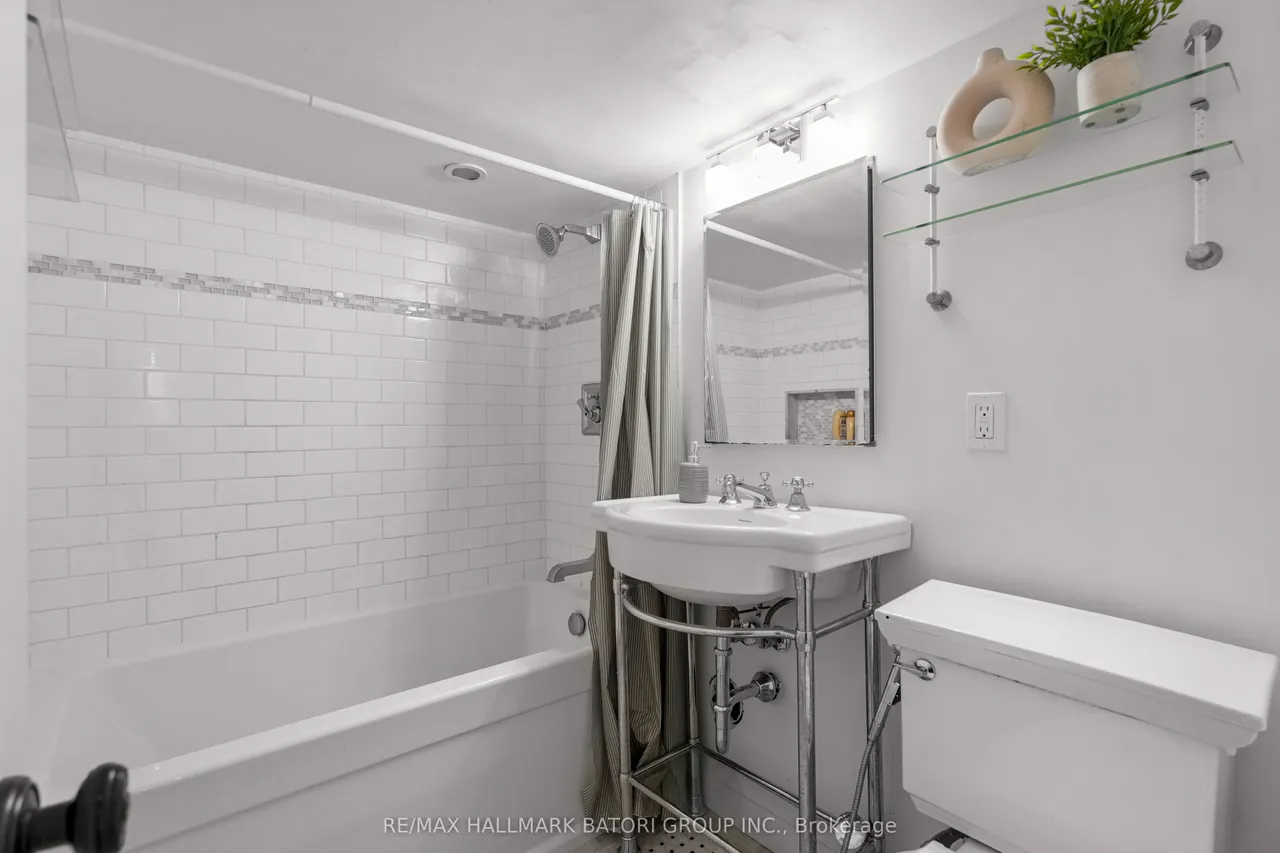 555 Castlefield Avenue — photo 32