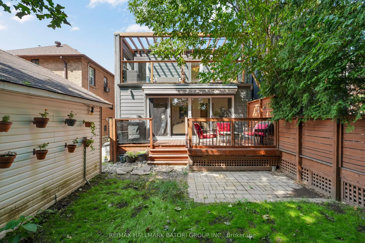 555 Castlefield Avenue — photo 33