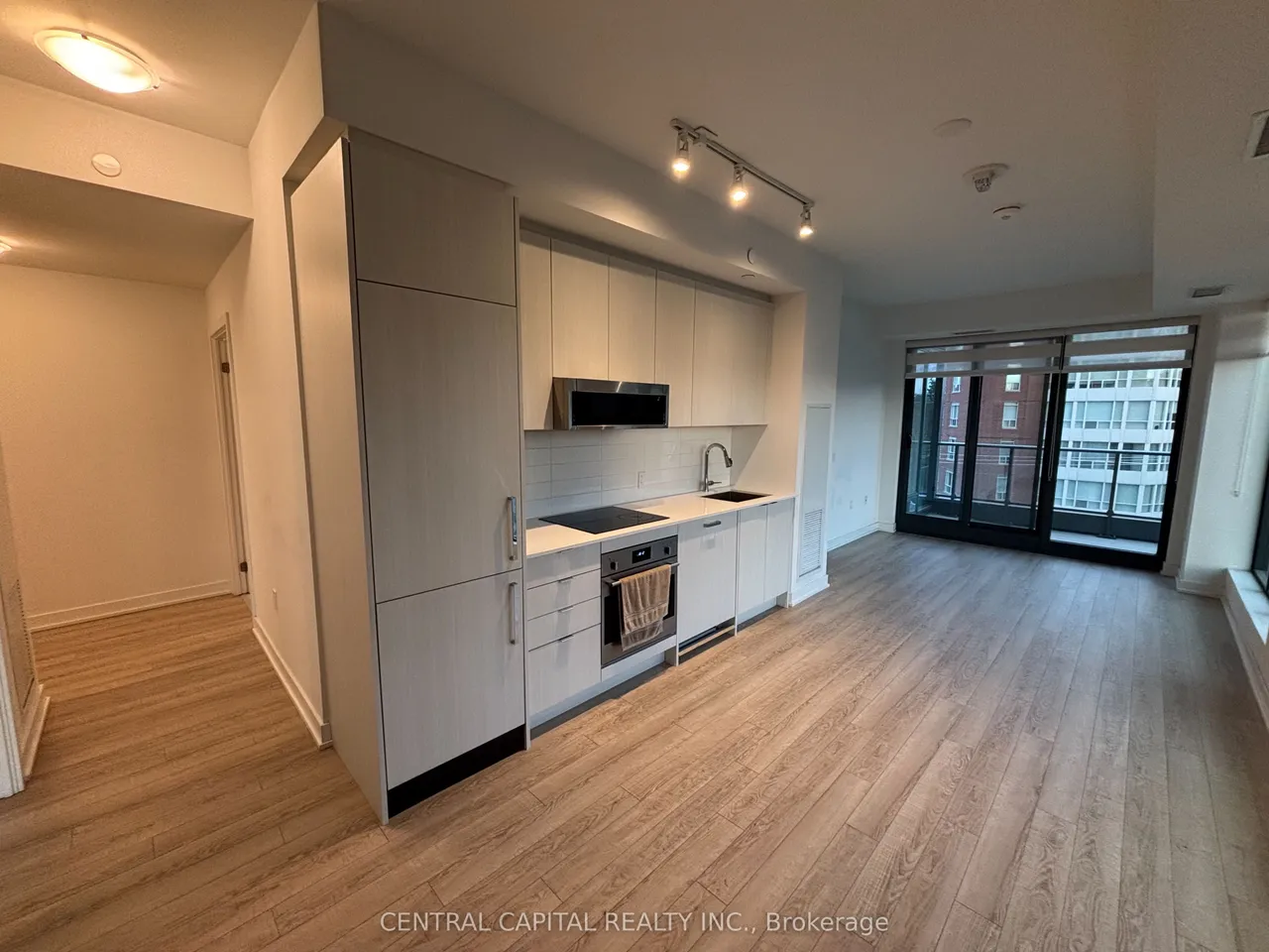250 Lawrence Avenue W — photo 3