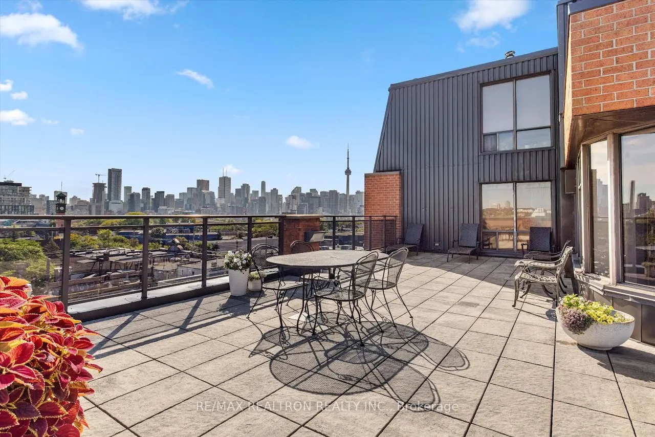 456 College Street — photo 13