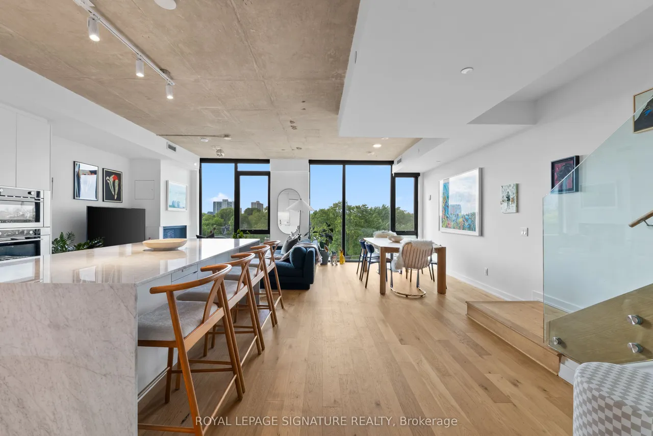 899 College Street — photo 2