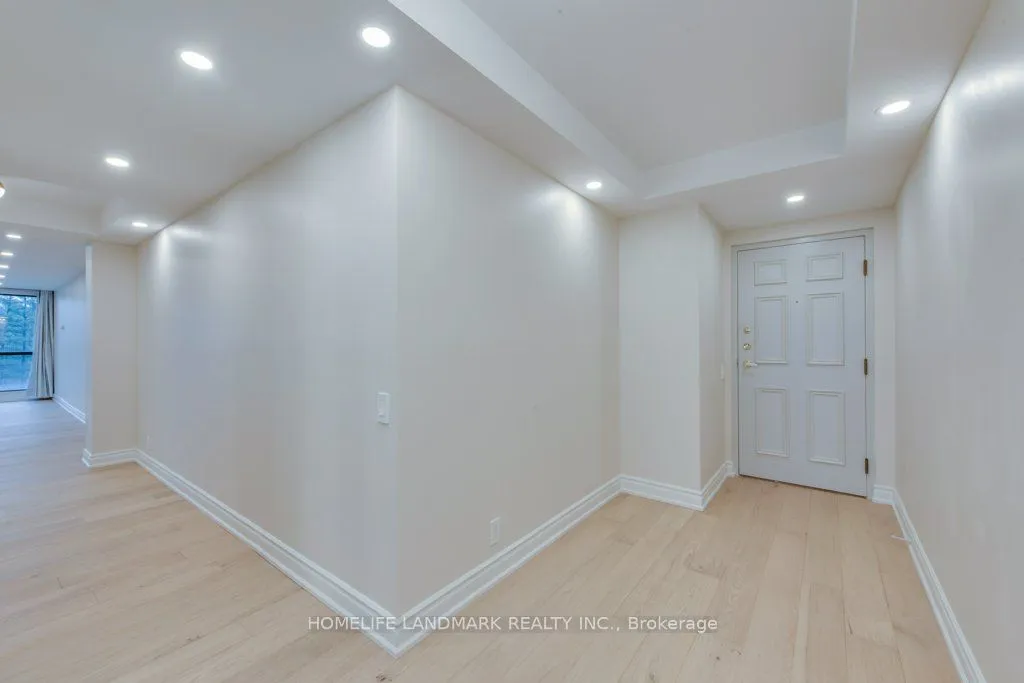 1 Concorde Place — photo 3