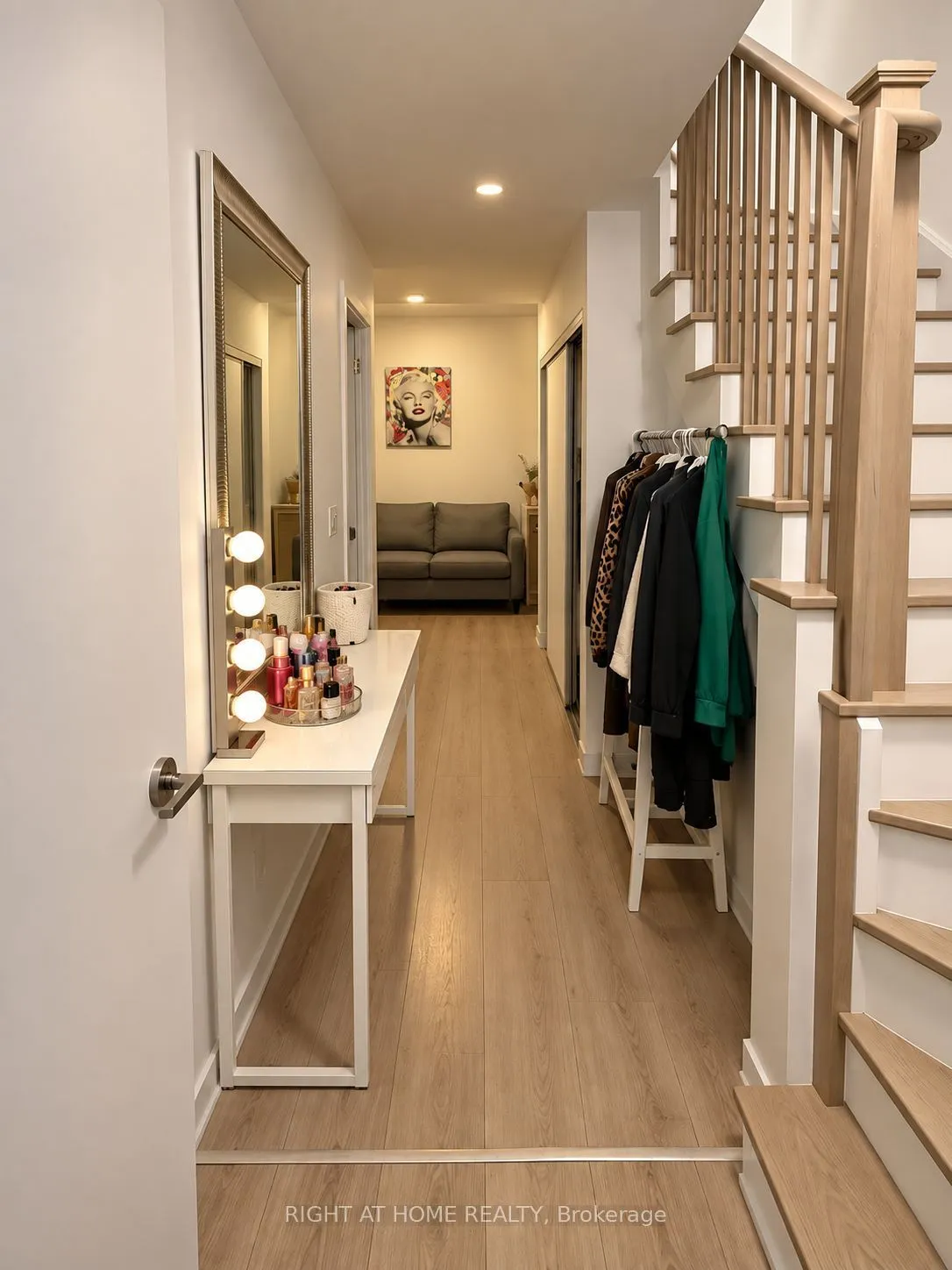 264 Finch Avenue E — photo 14