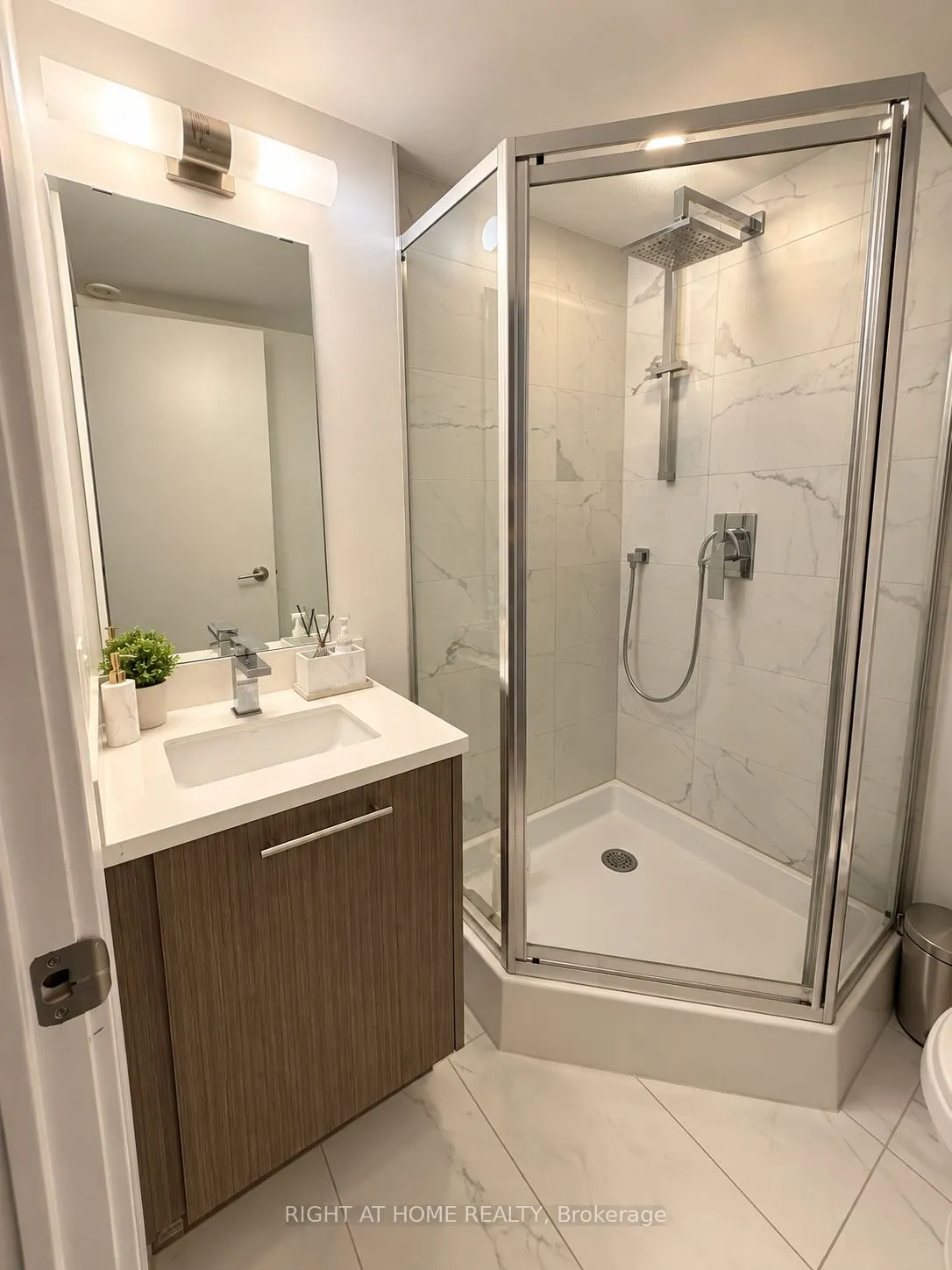 264 Finch Avenue E — photo 13