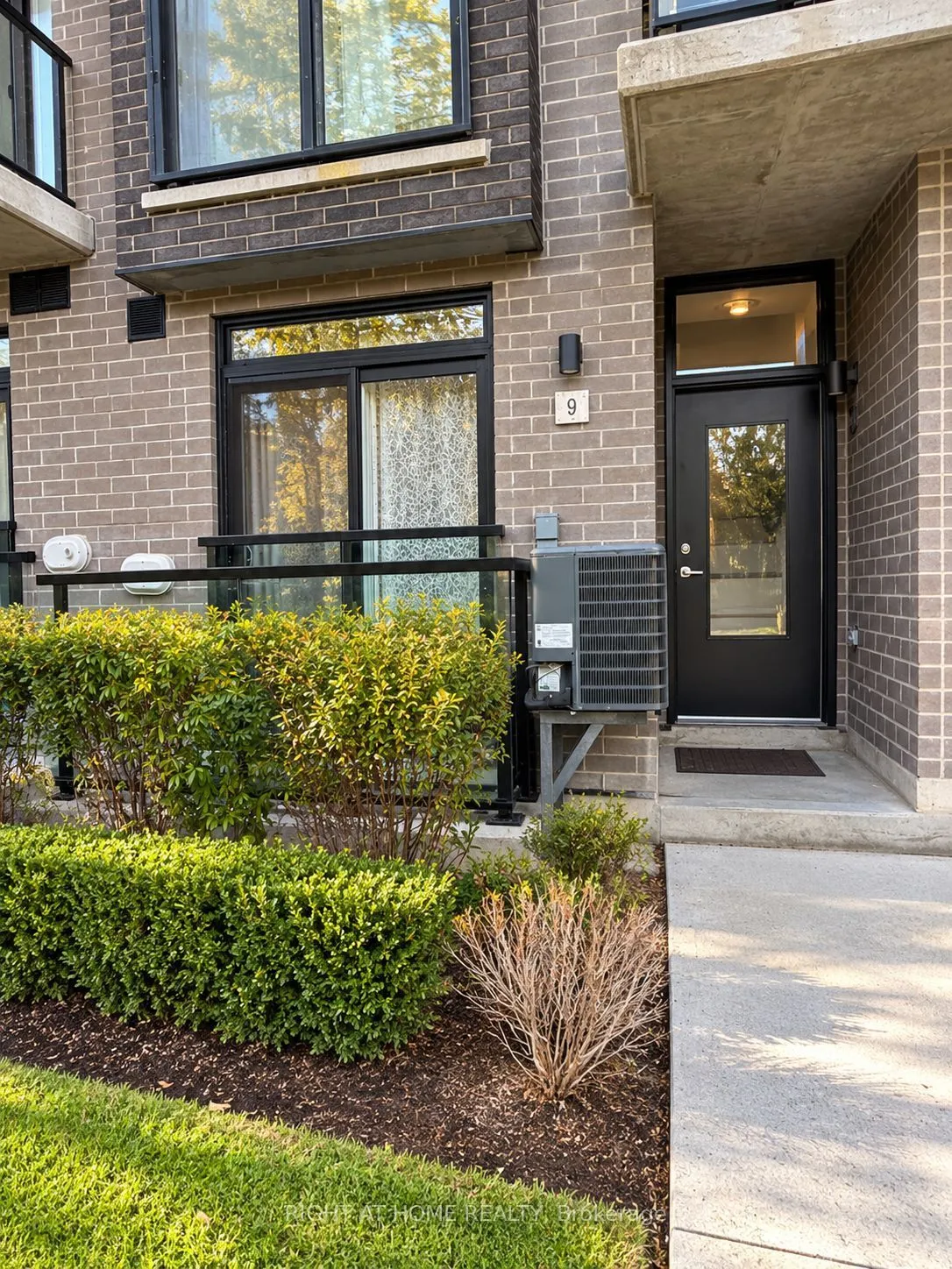 264 Finch Avenue E — photo 2