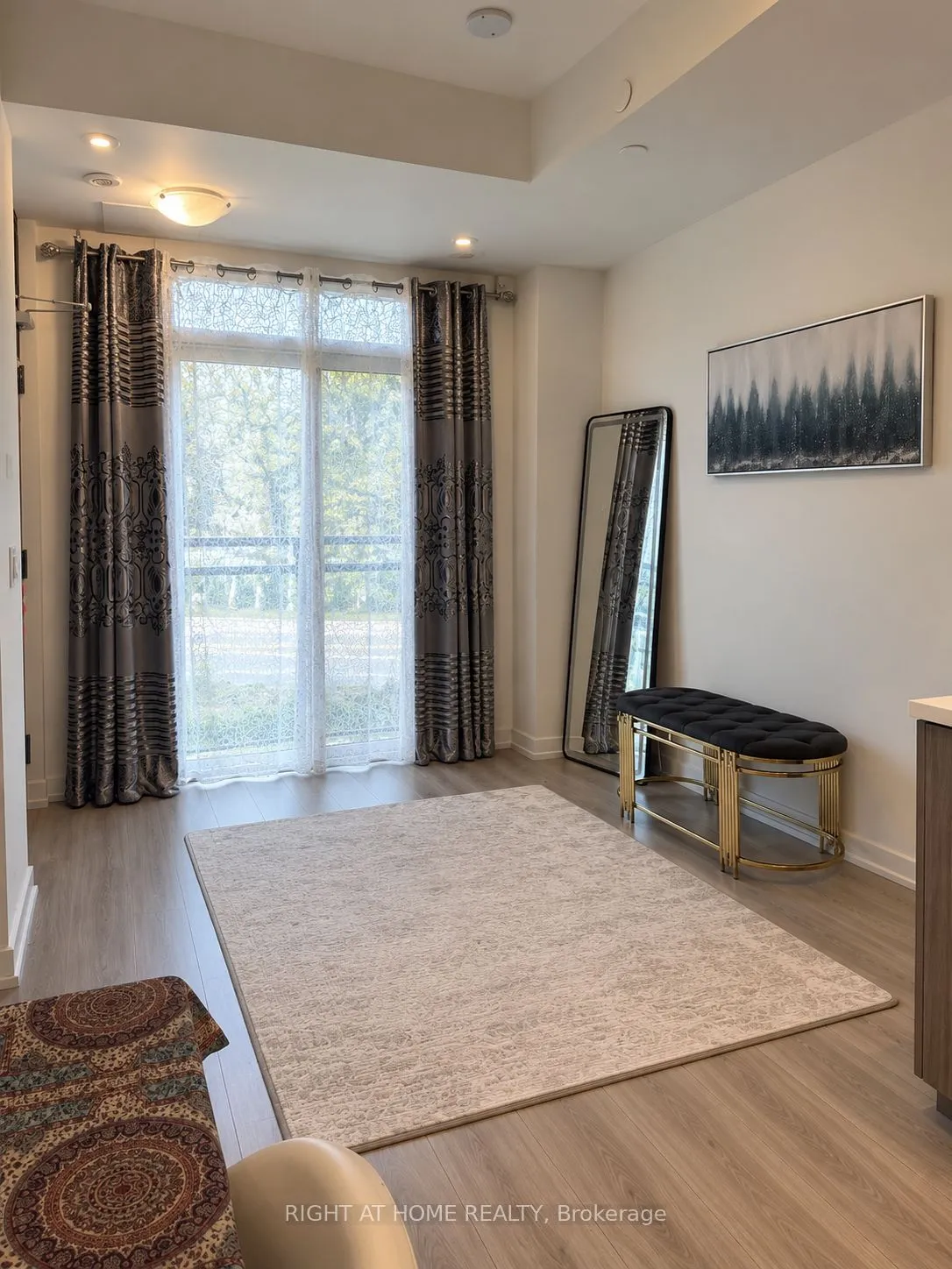 264 Finch Avenue E — photo 3