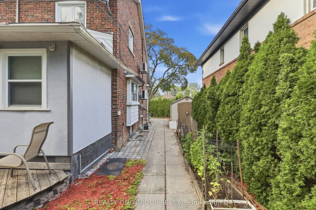 83 Lawrence Avenue E — photo 3